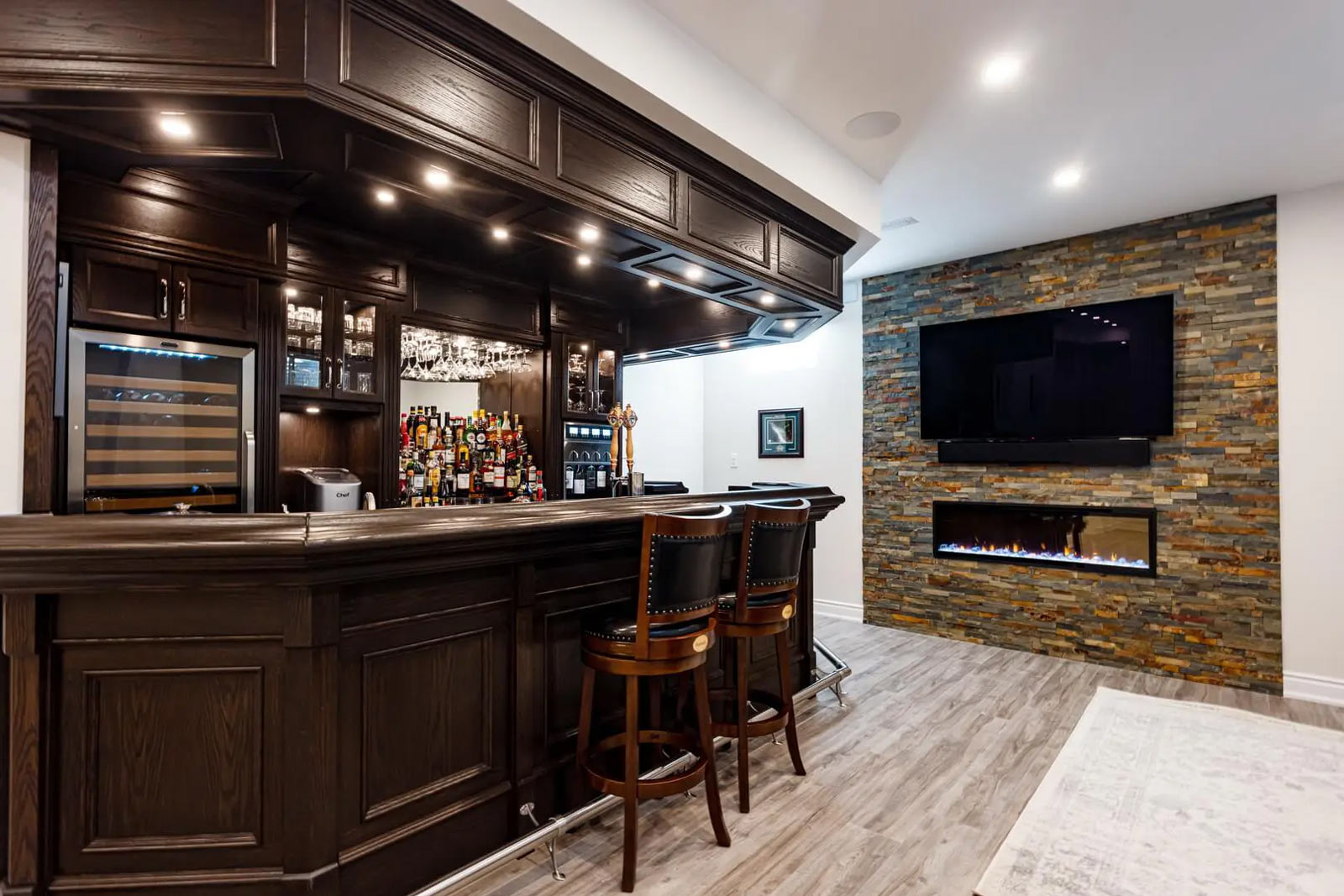Basement renovation cost: example with luxury bar and feature wall