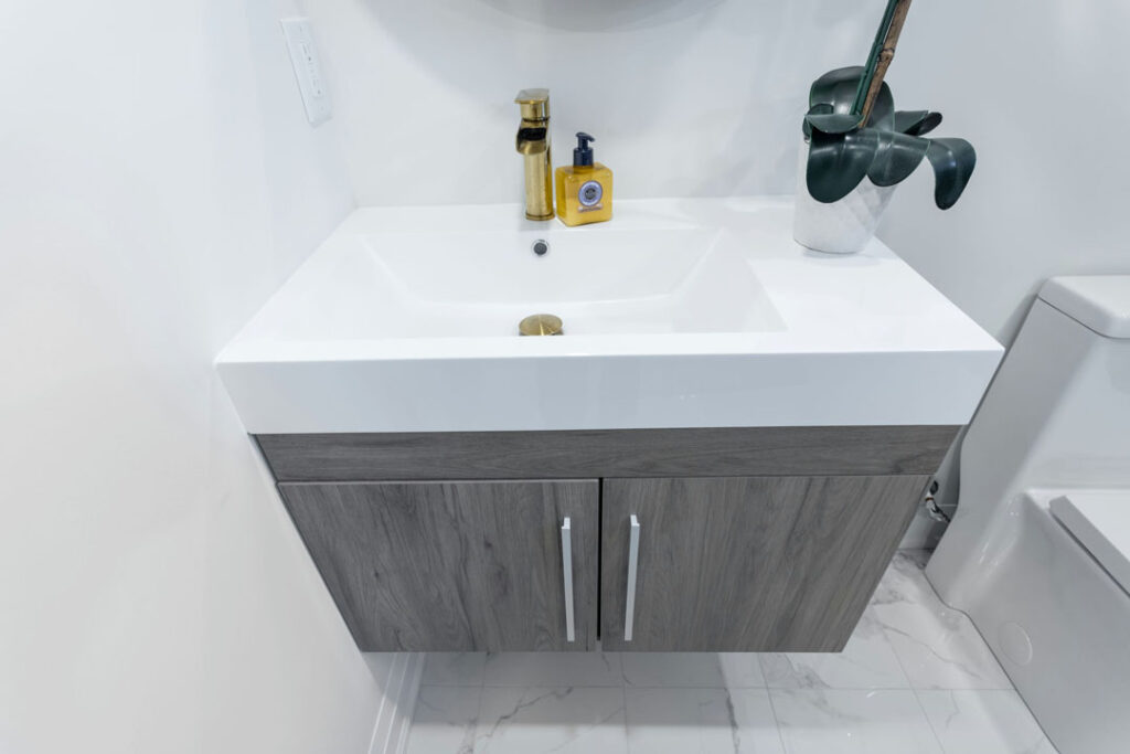 golder faucets with basin