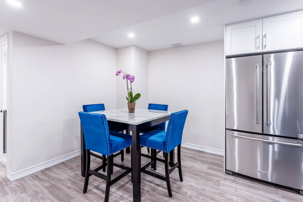 small 4 chair dinning table in kitchen