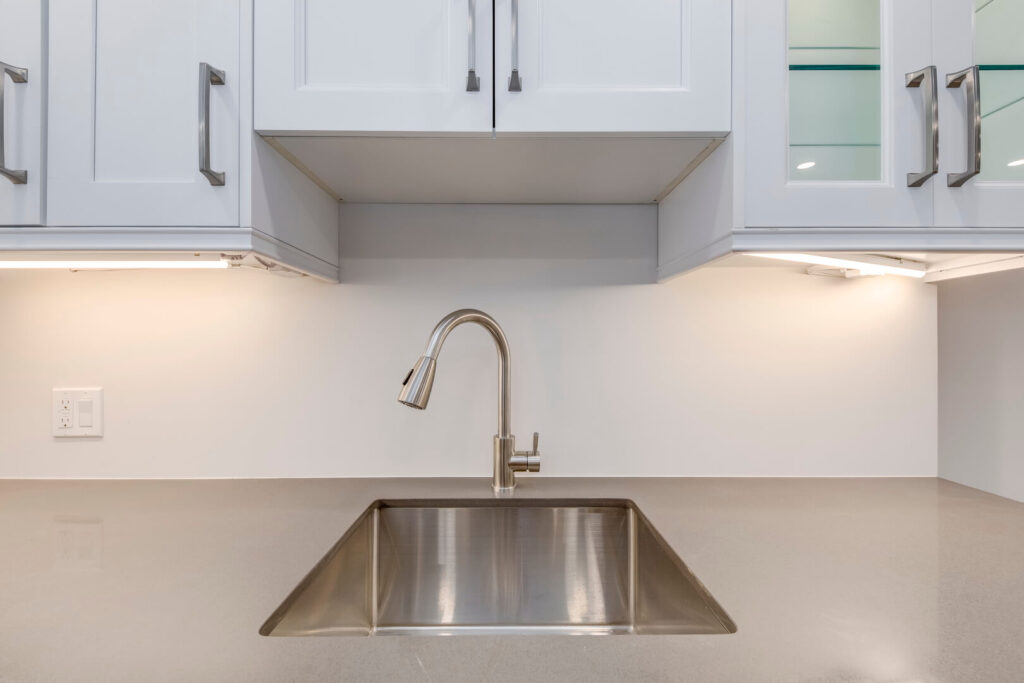 luxury golden faucets with matchings sink