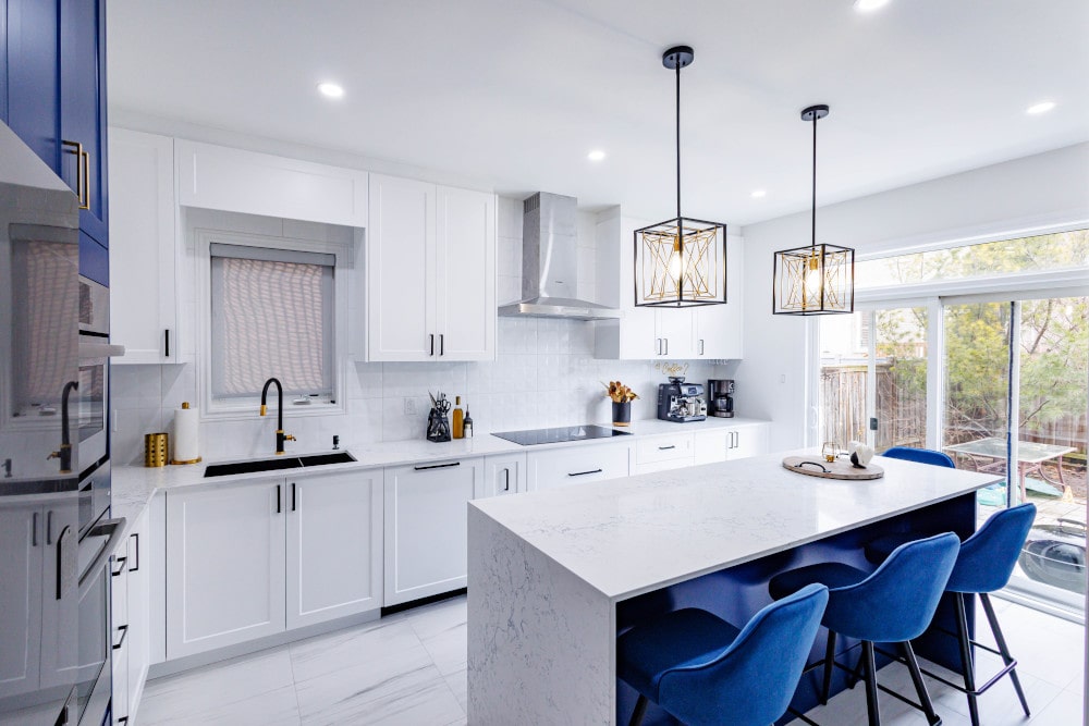 Designed kitchen island: white kitchen with blue chairs