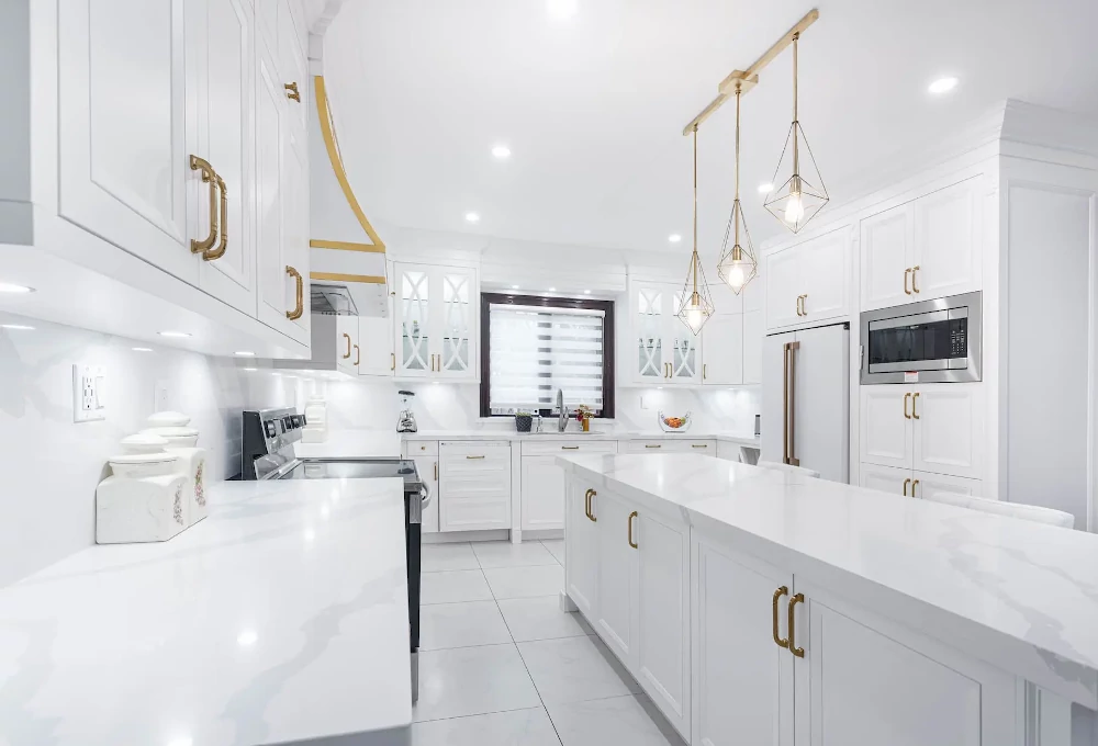 Modern kitchen renovation by trusted King City kitchen renovation contractor Luxury white kitchen renovation: kitchen renovation in King City by RenoDuck